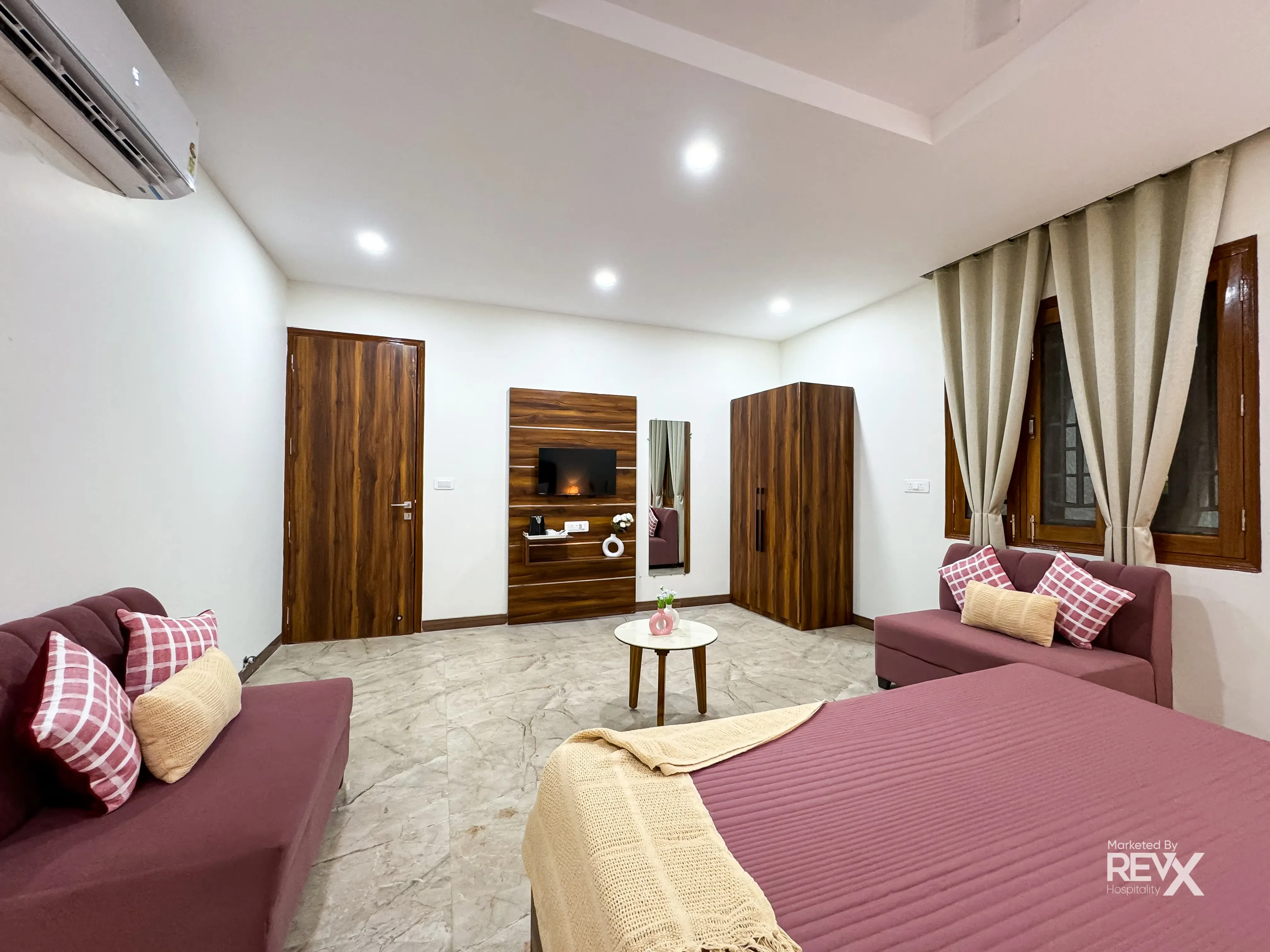 Hotel Guru Sadan Ayodhya [King Bed]