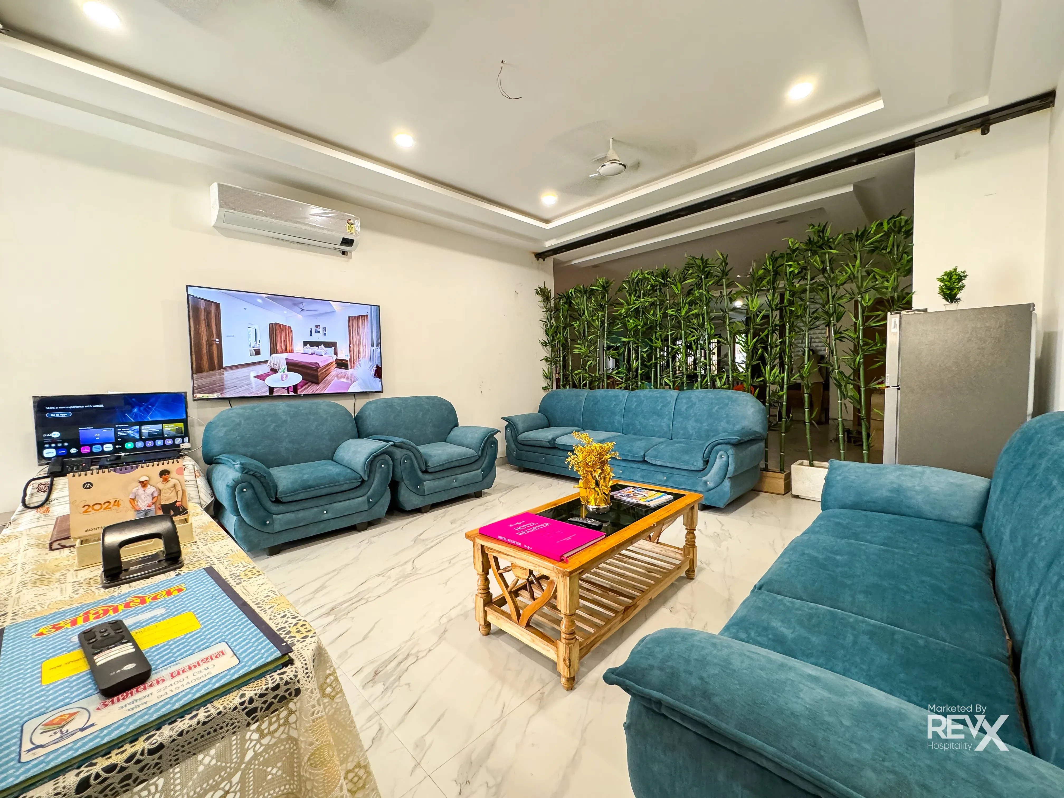 Hotel Guru Sadan Ayodhya [Sitting Area]