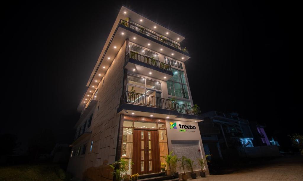 Hotel Heaven Grand, Ayodhya Ayodhya [Hotel Heaven Grand Ayodhya Beautifully Lit At Night]