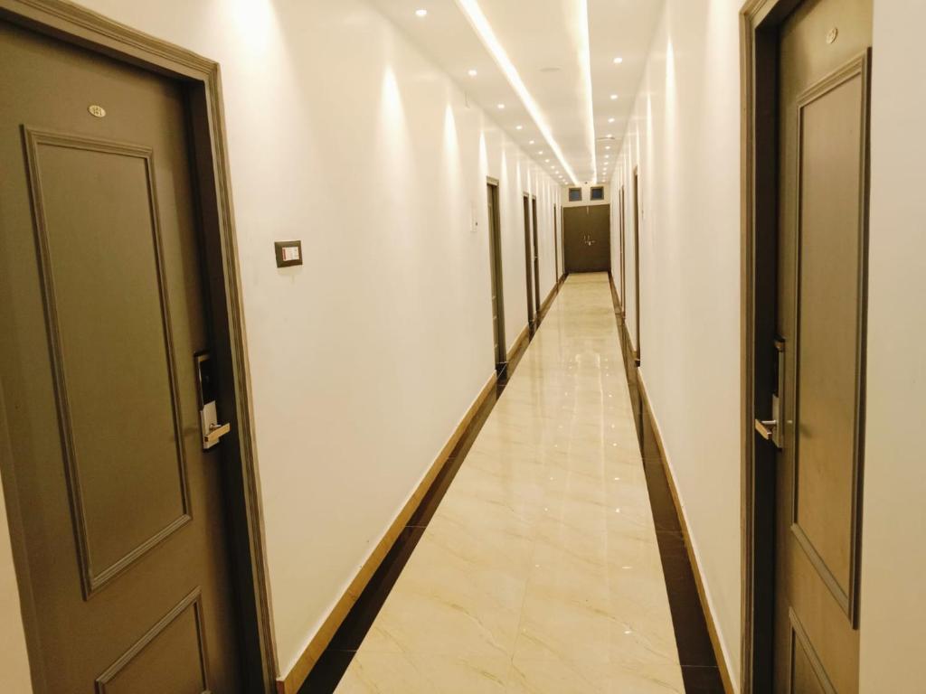 Hotel Kingston Buffet Restaurant, Ayodhya Ayodhya [Spacious And Elegant Lobby Area]