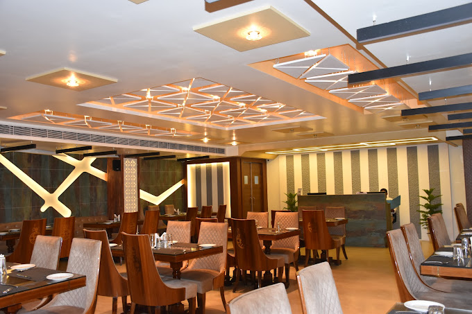 Hotel The Park View Prayagraj [Family Dining Together At A Restaurant, Enjoying A Meal.]