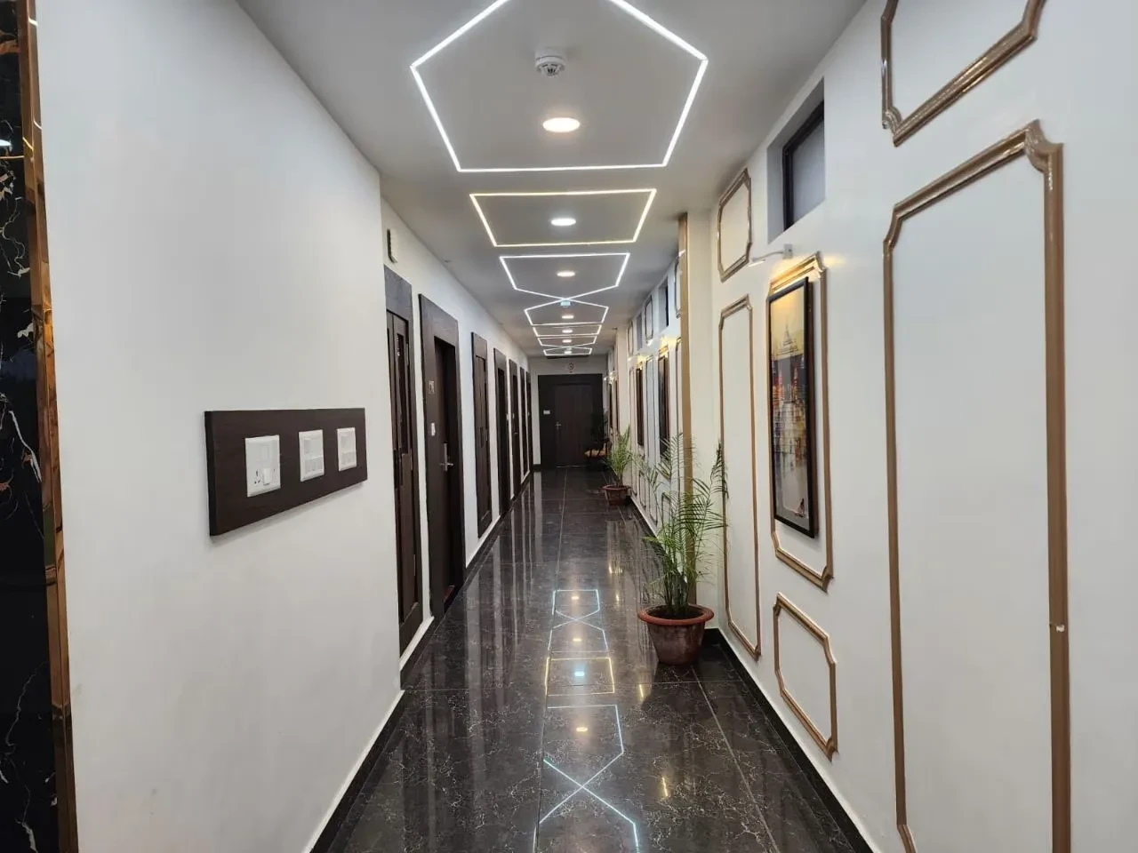 Hotel Trimrooms Subharambh Ayodhya [Corridor]