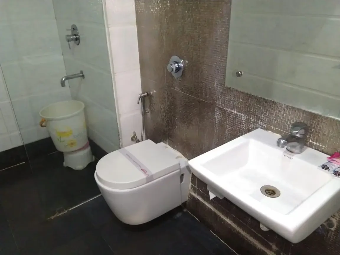 Hotel Naveen Continental Prayagraj [Well-equipped Bathroom In Deluxe Room At Hotel Naveen Continental With Clean And Modern Fixtures.]